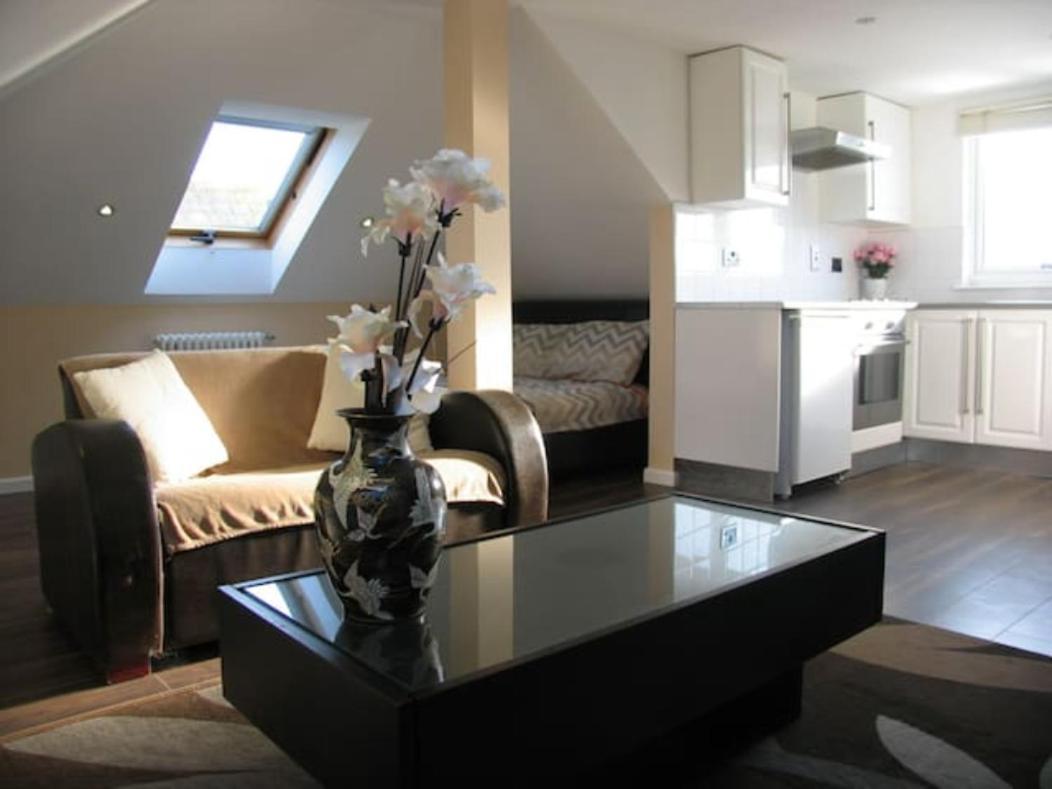 Modern Cosy Private Studio, Wifi, Ip-Tv, Must See Romford Extérieur photo