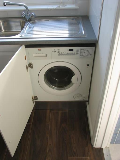 Modern Cosy Private Studio, Wifi, Ip-Tv, Must See Romford Extérieur photo